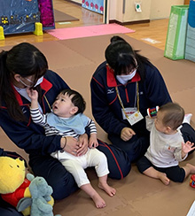 写真:市川南高校生と乳幼児親子のふれあい交流の様子