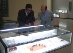 写真：展示会場を見学する井上ひさし氏と市長