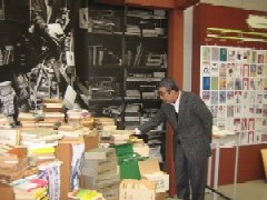 写真：展示会場を見学する井上ひさし氏