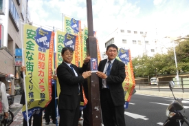 福本代表取締役社長による表示板設置の様子（1）の画像