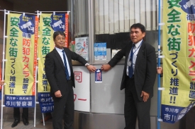 福本代表取締役社長による表示板設置の様子（2）の画像