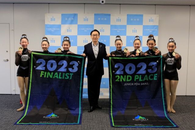 写真：田中市長と中学生チームライジングスターズの皆さん