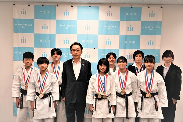 写真：田中市長と明桜塾のみなさん