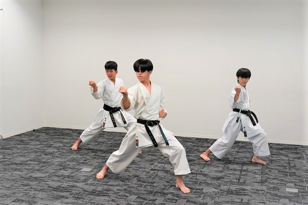 写真：男子団体形の演武