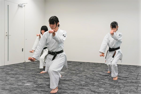 写真：女子団体形の演武