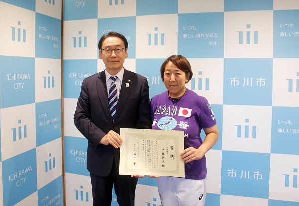 写真：スポーツ奨励賞の賞状を持って並ぶ田中市長と伊藤治美選手
