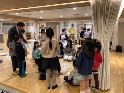 写真:ルール説明をきく児童たち