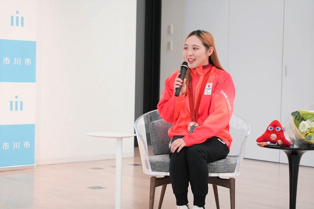 写真：歓談する辻内選手