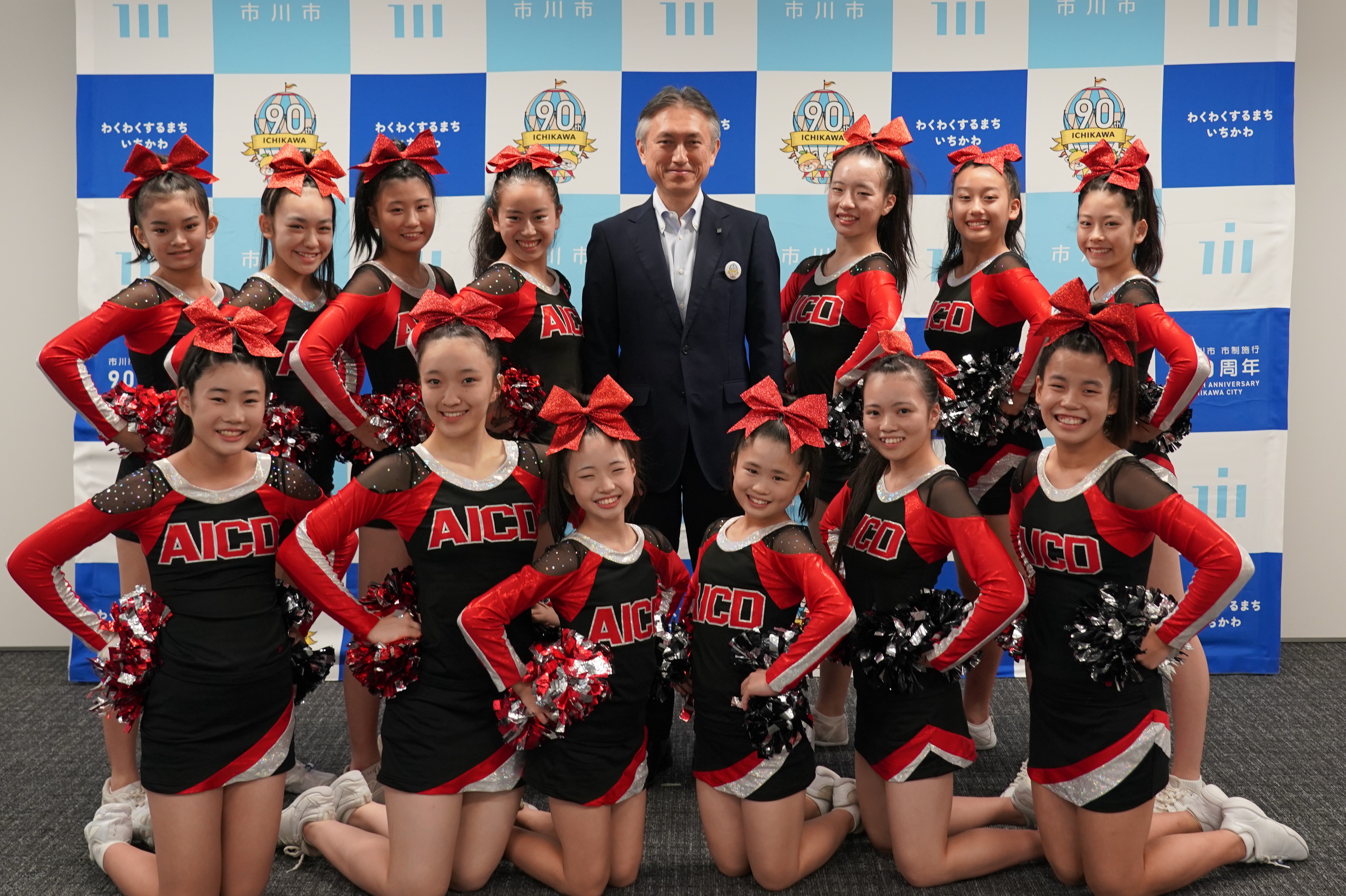 写真:松丸副市長とISG国府台 all ichikawa cheer&danceの選手の皆さん