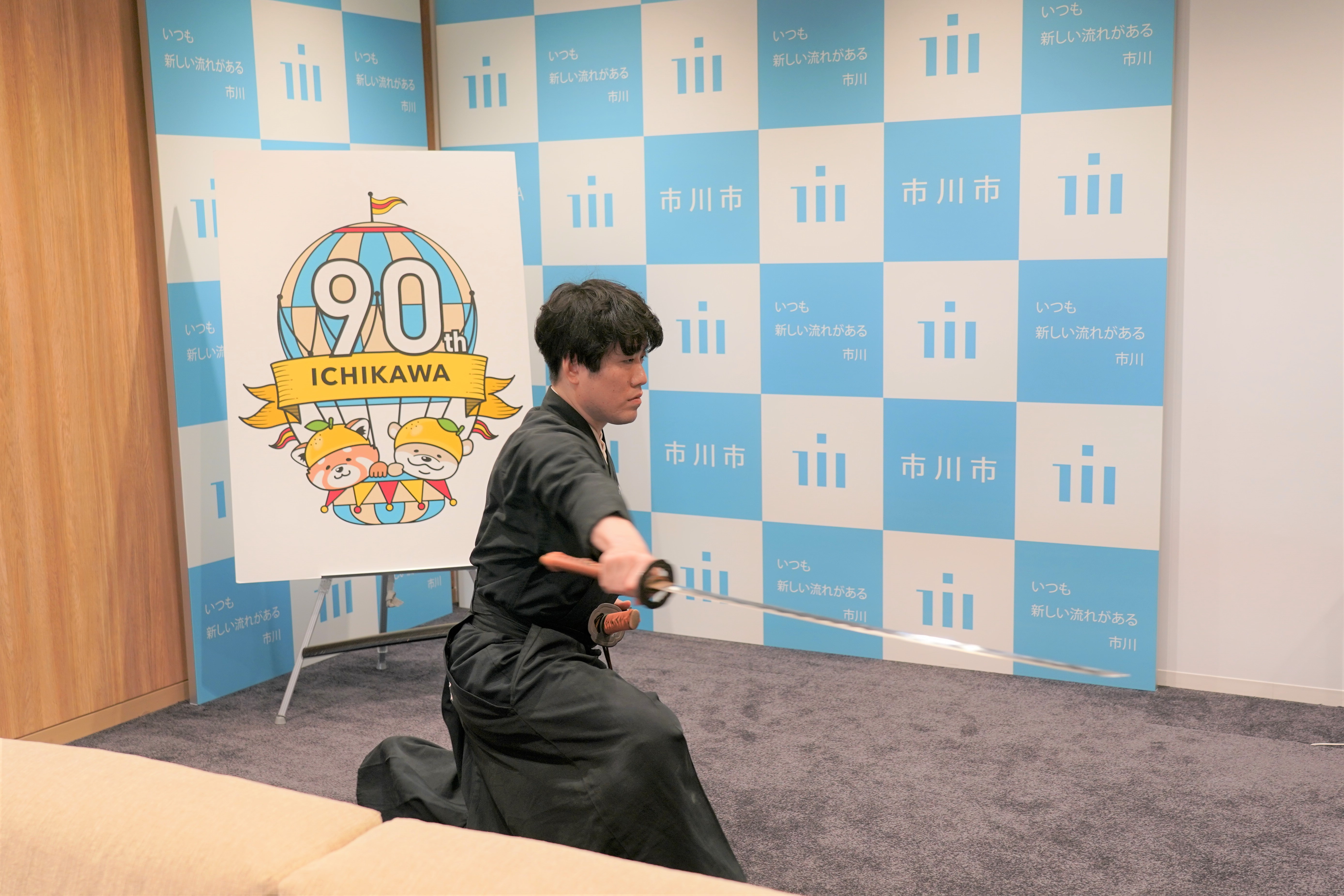 写真：形を披露している鶴澤選手