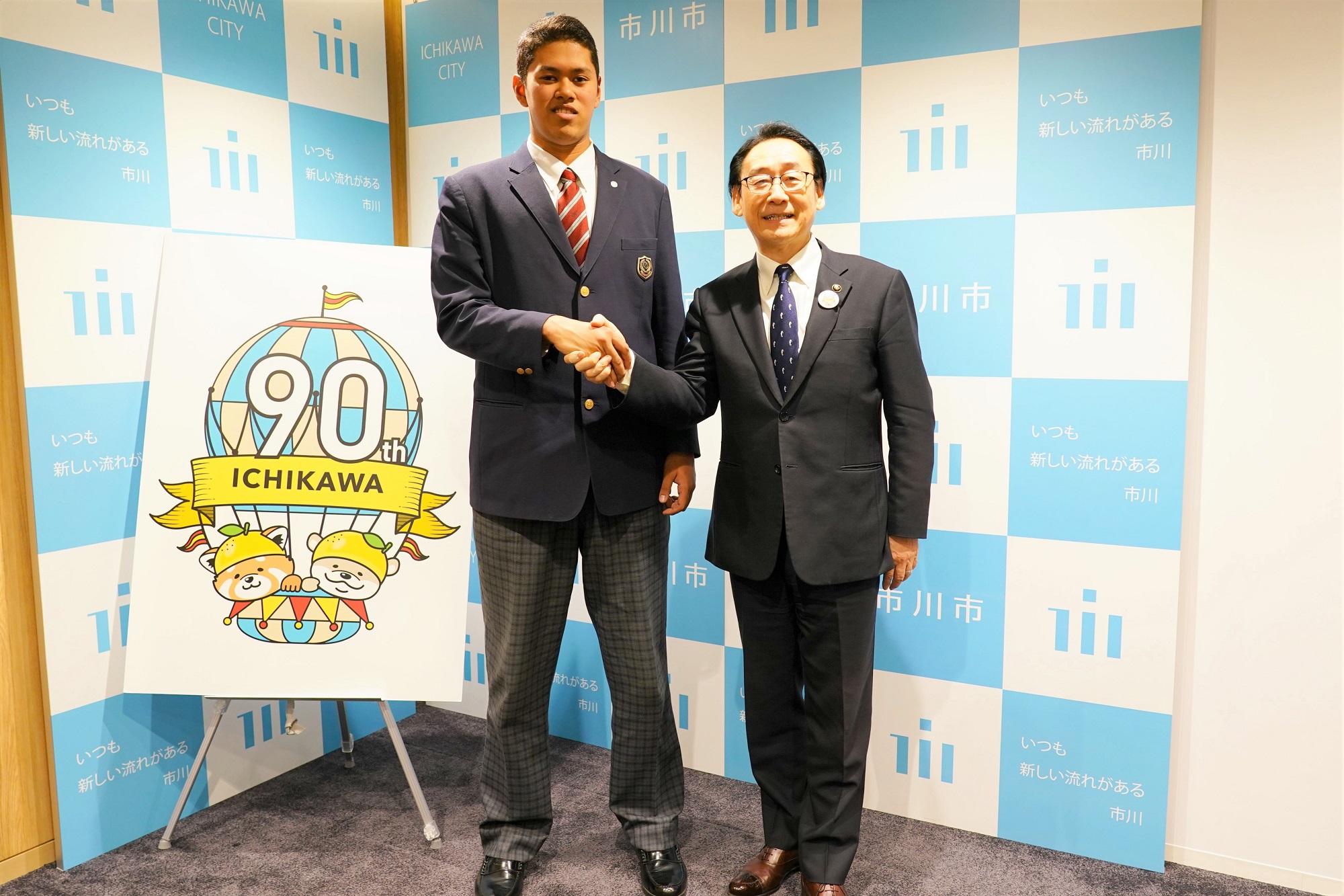 写真:田中市長と菊地ハルン選手