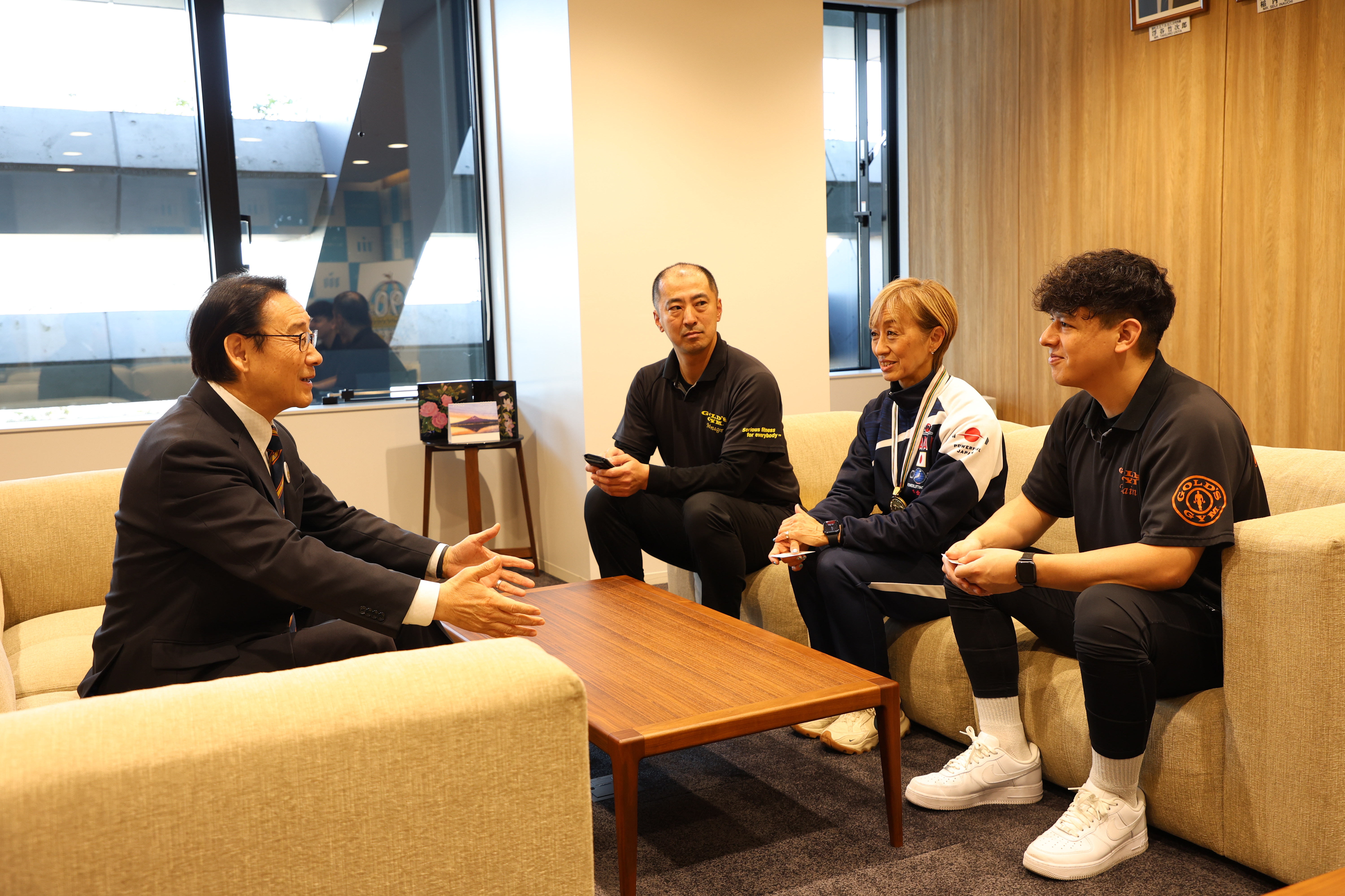 写真：田中市長と歓談する今井滋美選手