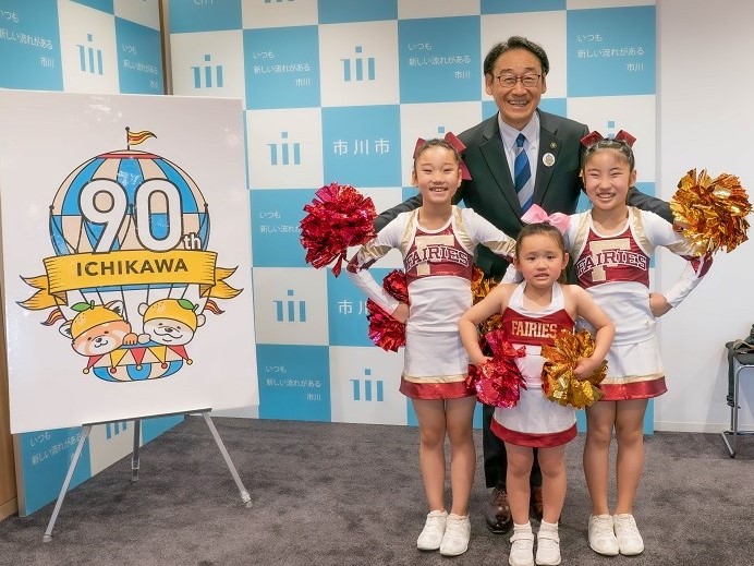 写真：田中市長とフェアリーズの皆さん