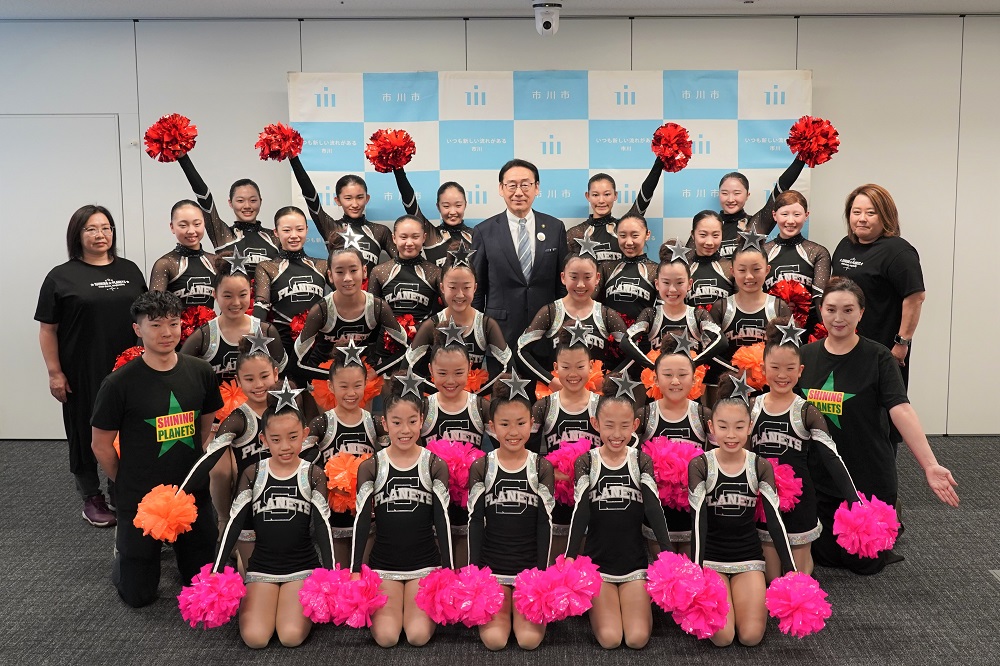 写真:田中市長とシャイニングプラネッツの皆さん