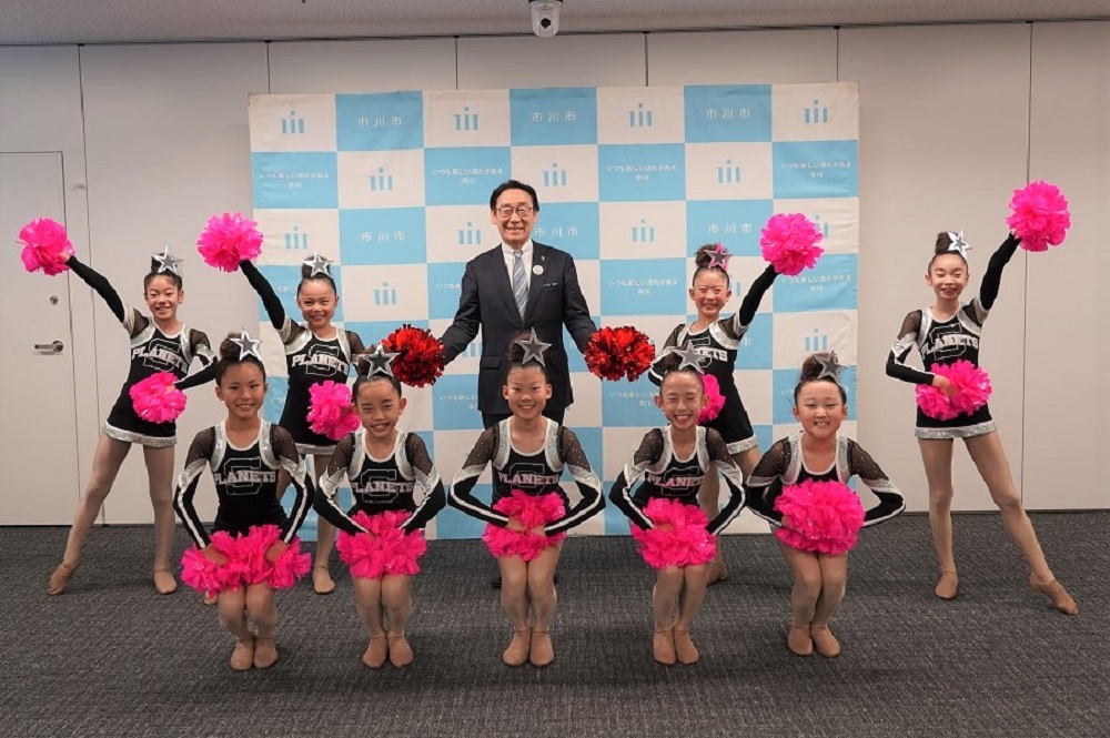 写真:田中市長とシャイニング スパークルの皆さん