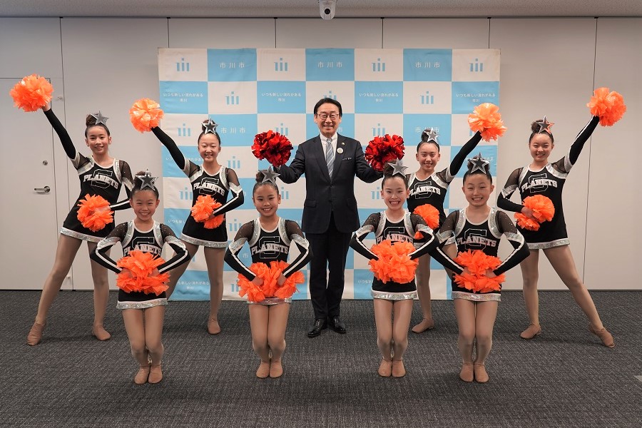 写真:田中市長とシャイニング プラネッツの皆さん