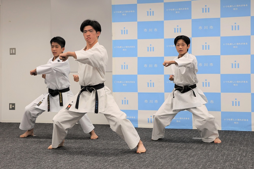 写真:男子団体形の演武