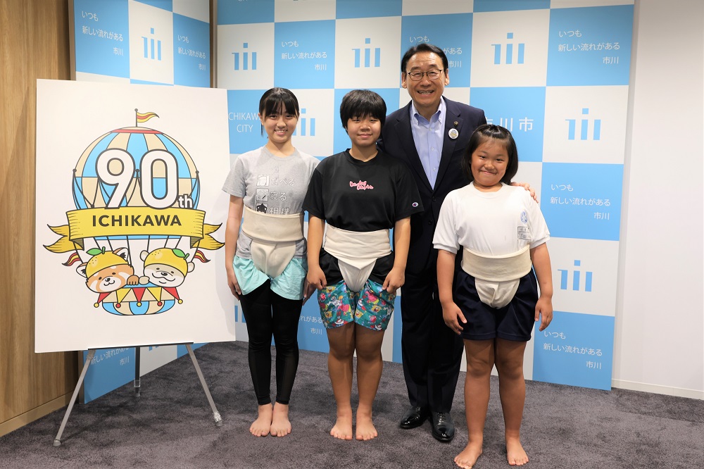 写真:田中市長と市川浦安女子相撲倶楽部の皆さん
