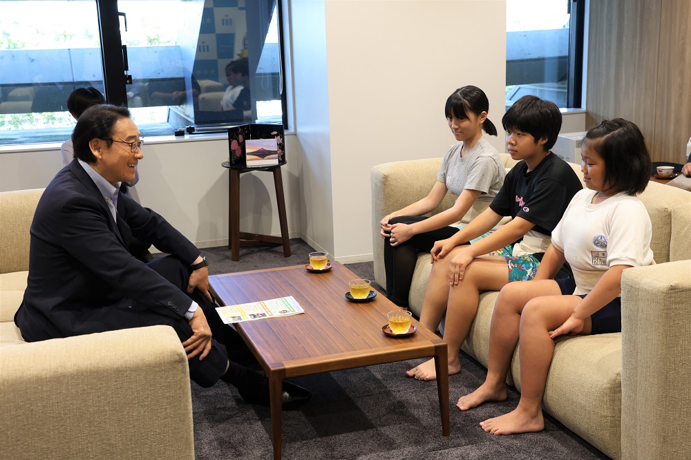 写真:田中市長と来訪選手の歓談の様子