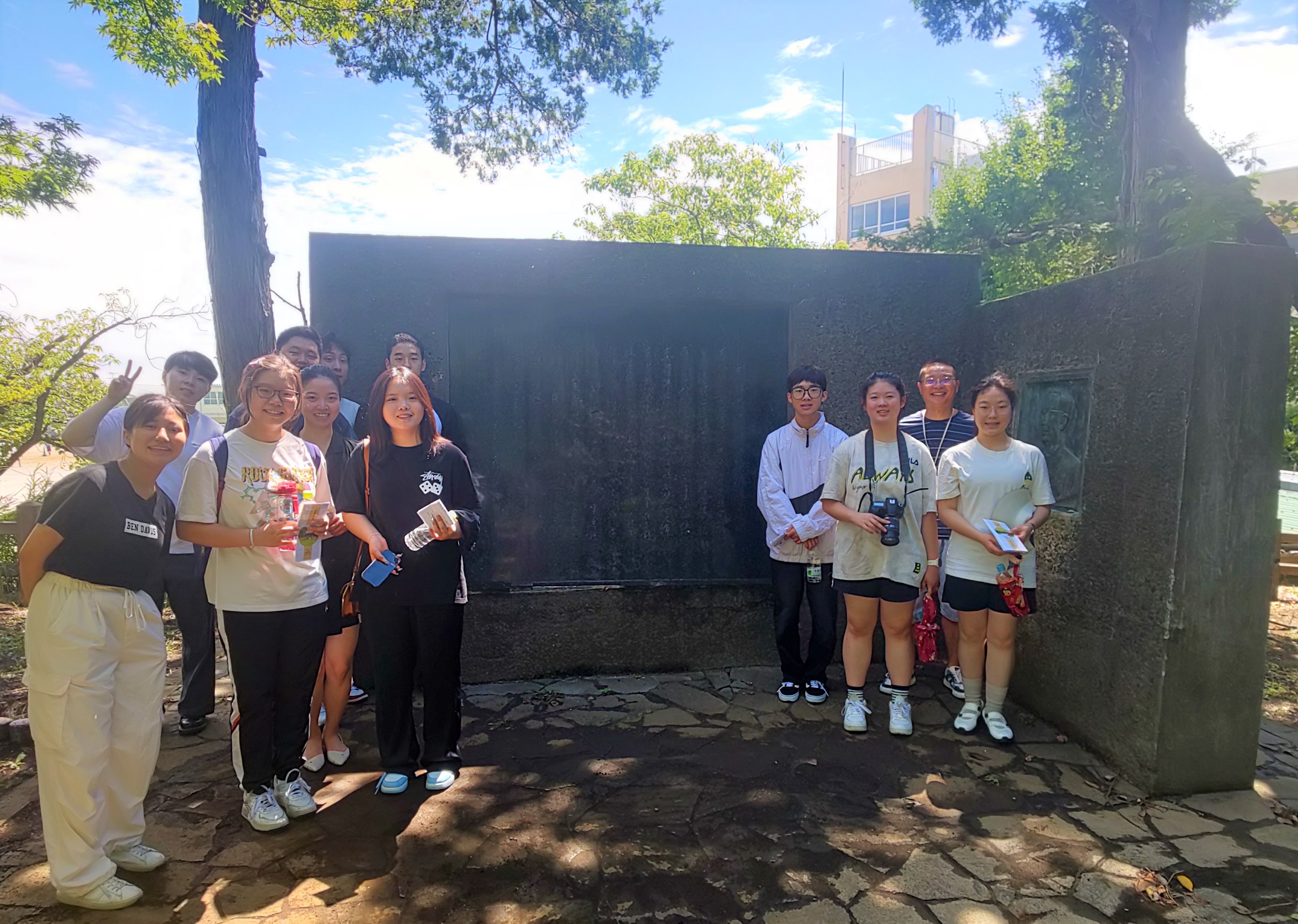 写真：須和田公園内の詩碑「別須和田」