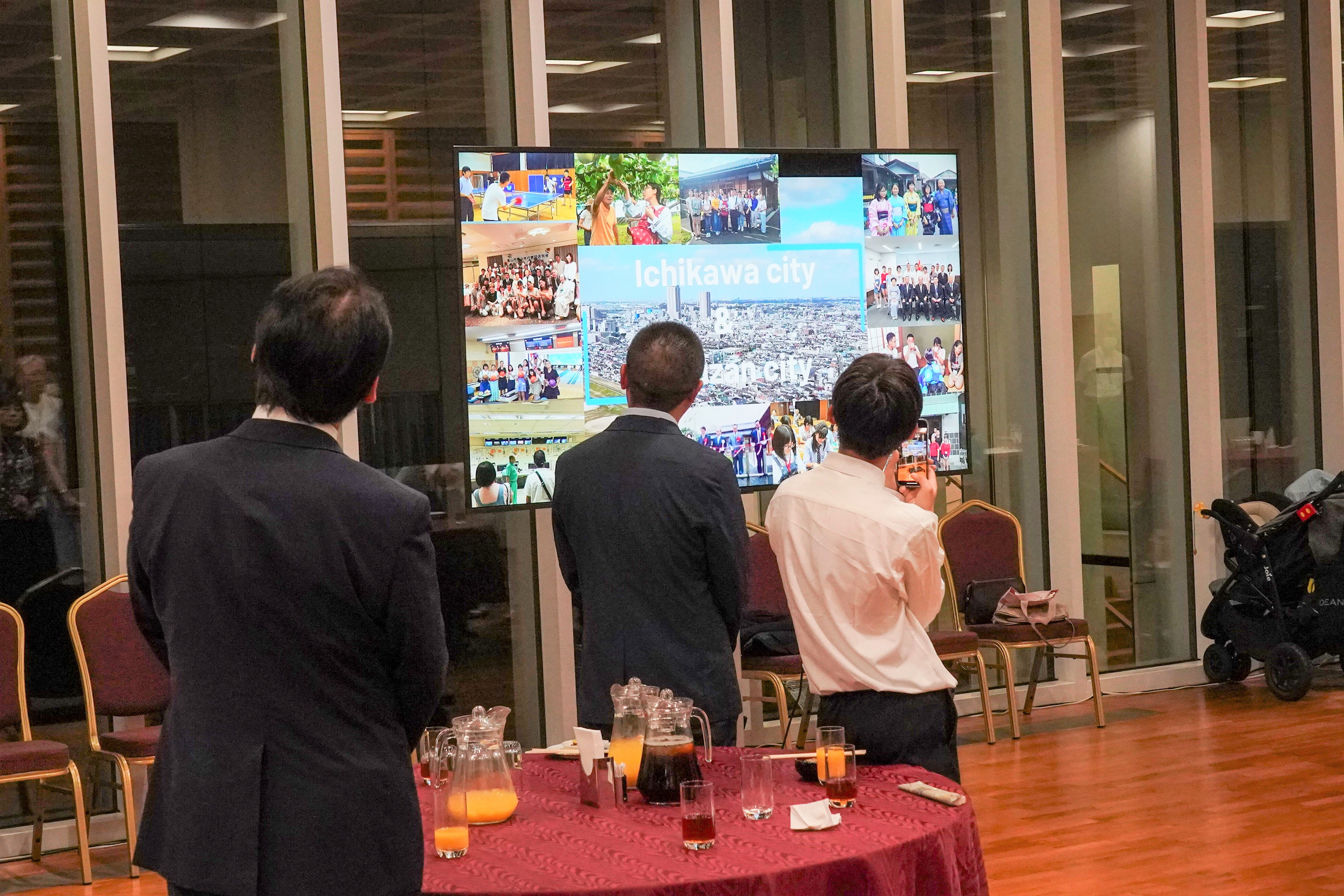 写真：青少年交流の動画上映