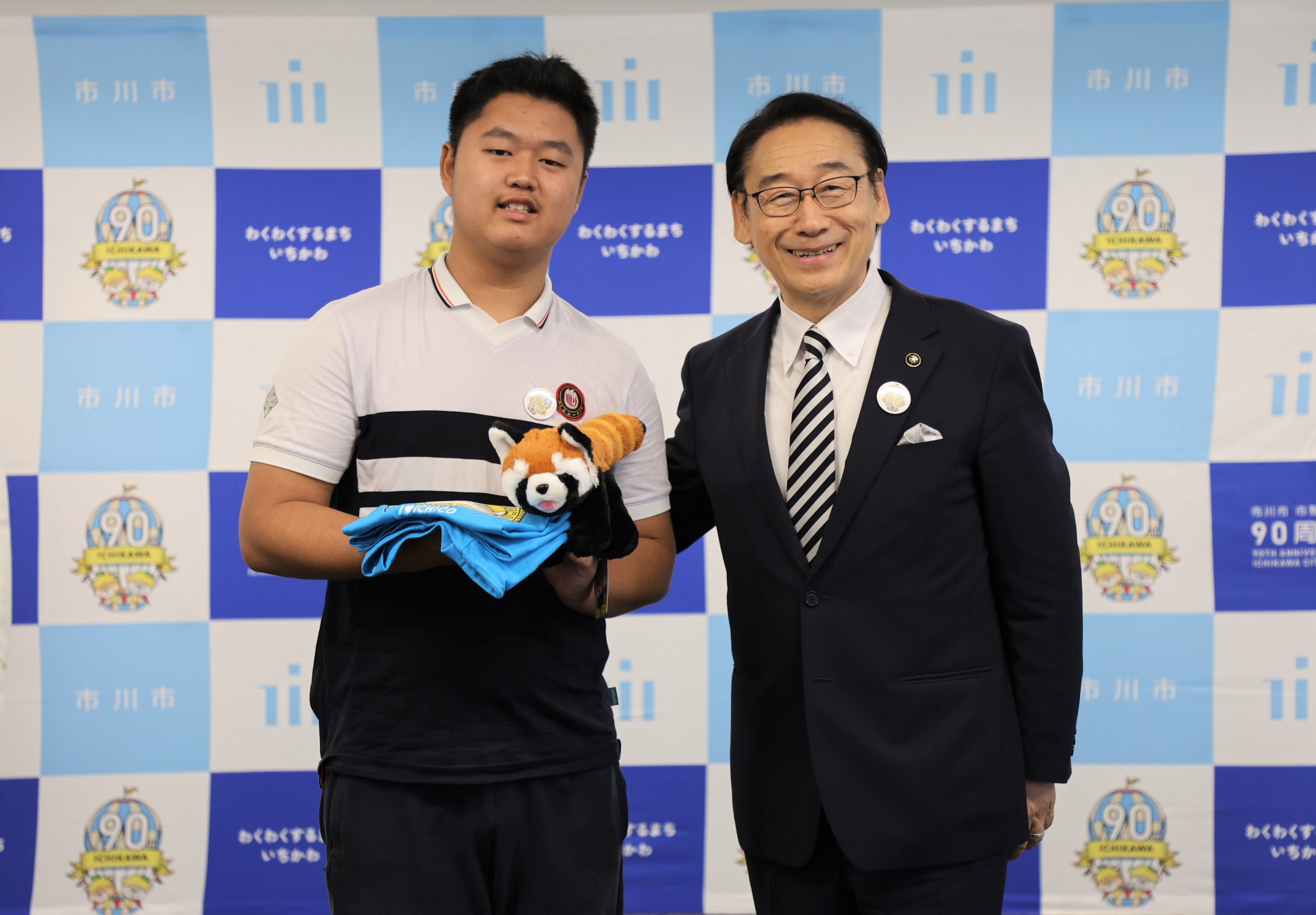 写真：市長と青少年代表団代表