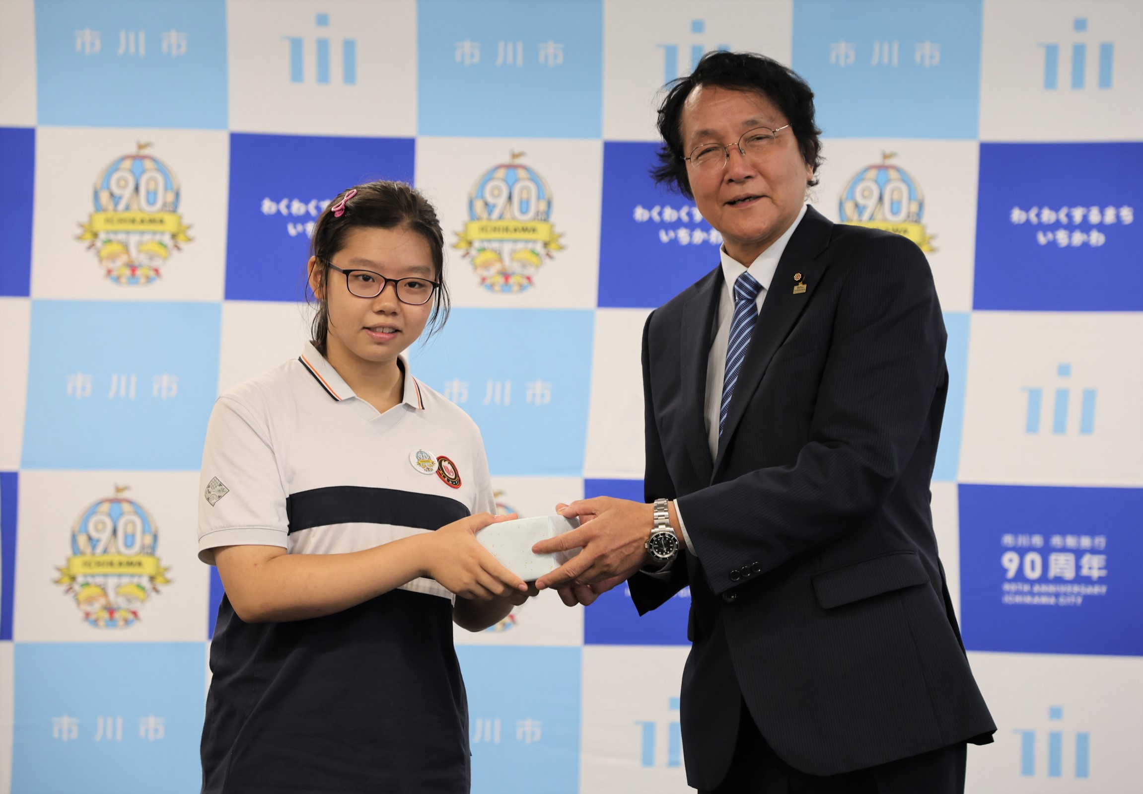 写真：議長と青少年代表団代表