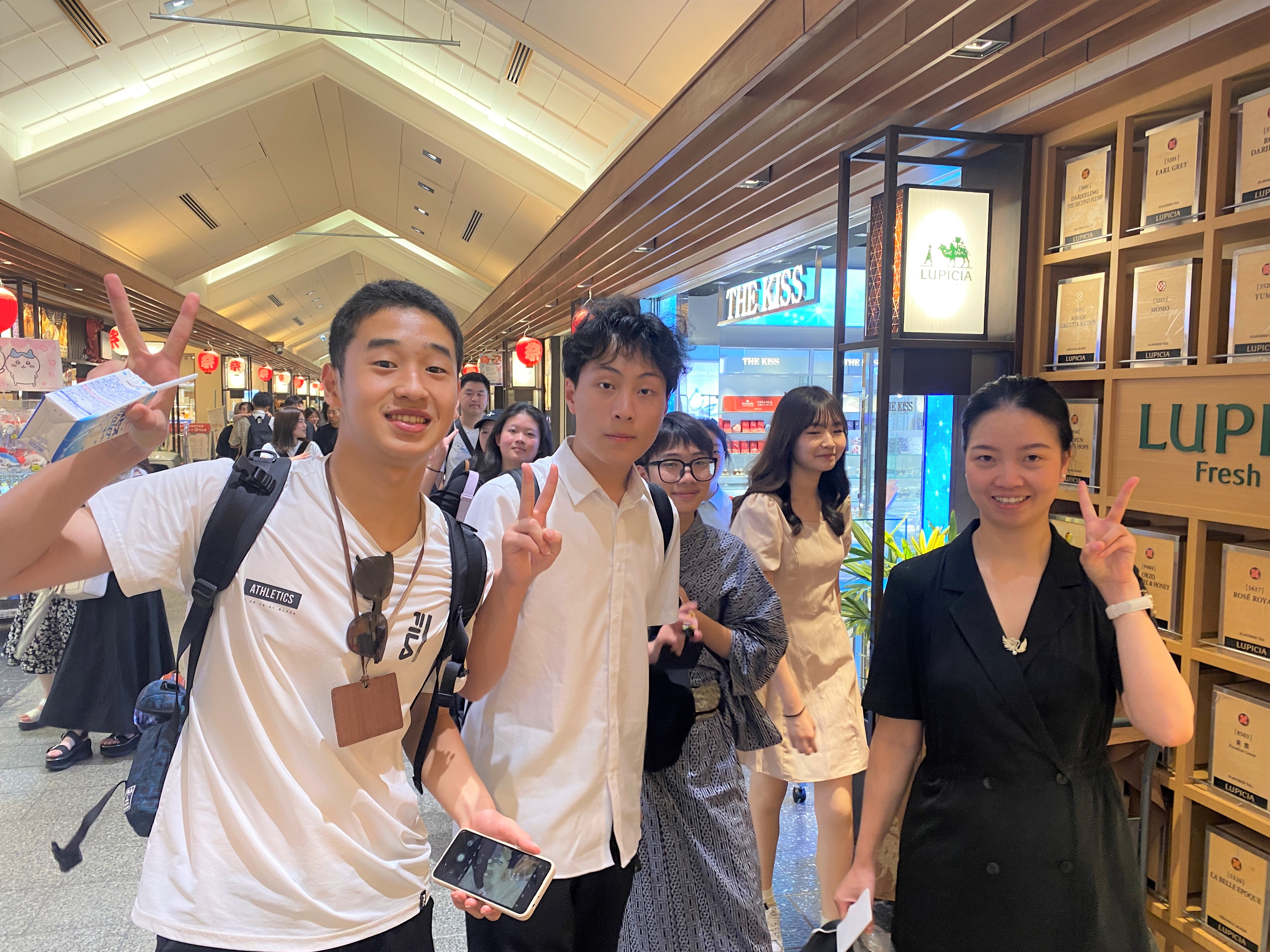 写真：ソラマチでショッピング