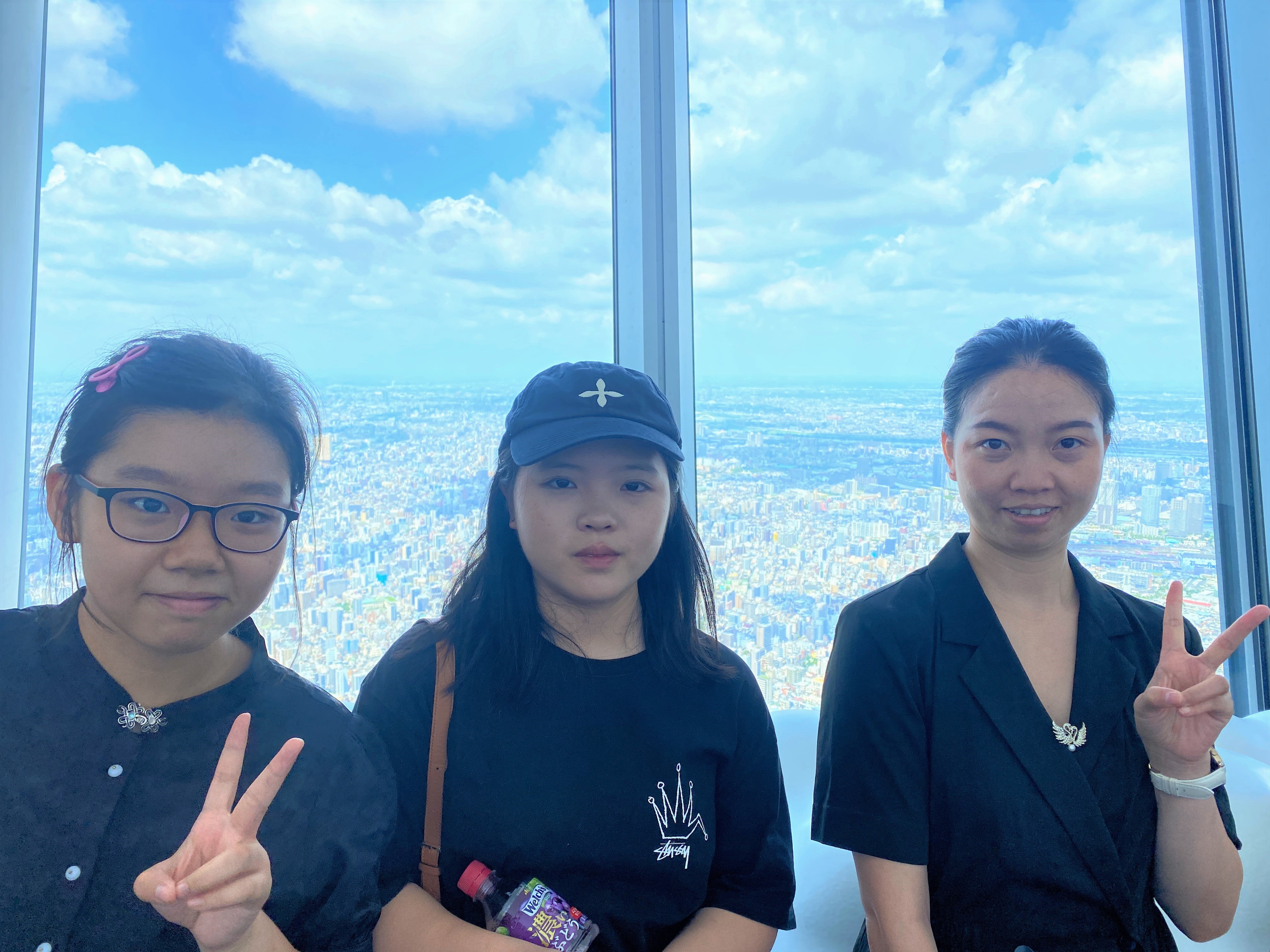 写真：東京の景色をバックに撮影