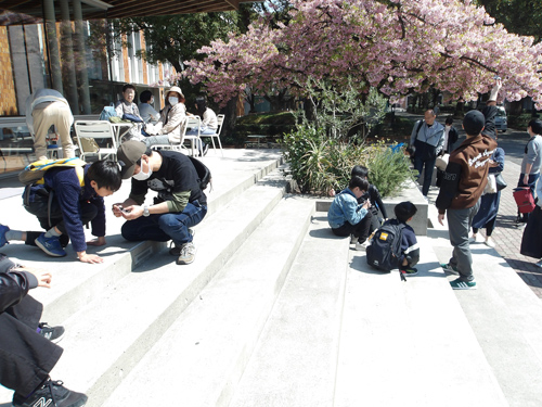 ミニカーを走らせる様子の画像