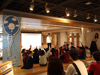 写真（1）：かるたの様子