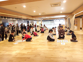 写真（2）：かるたの様子