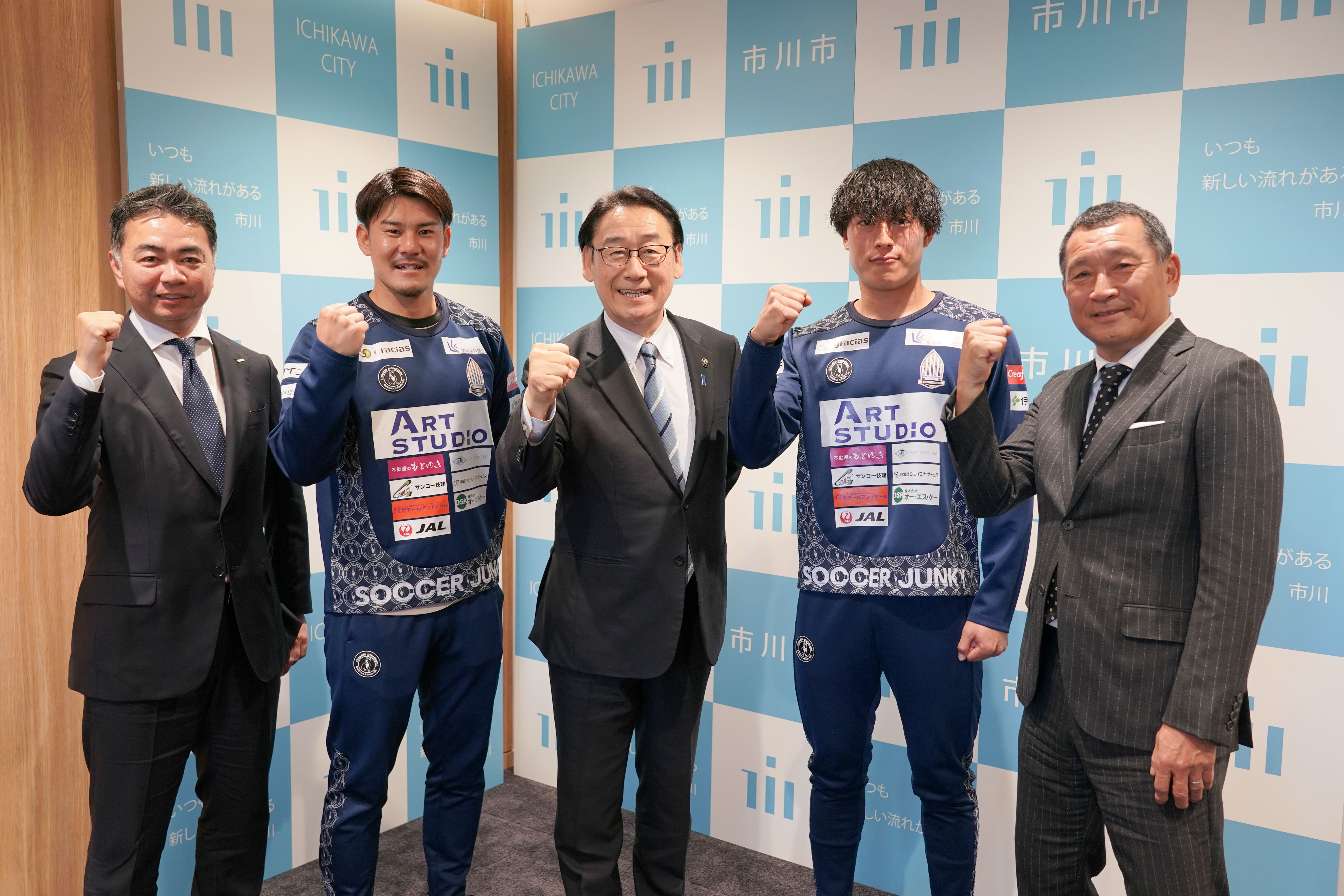 写真：カメラに向かってガッツポーズをする田中市長とブリオベッカ浦安・市川の皆さん