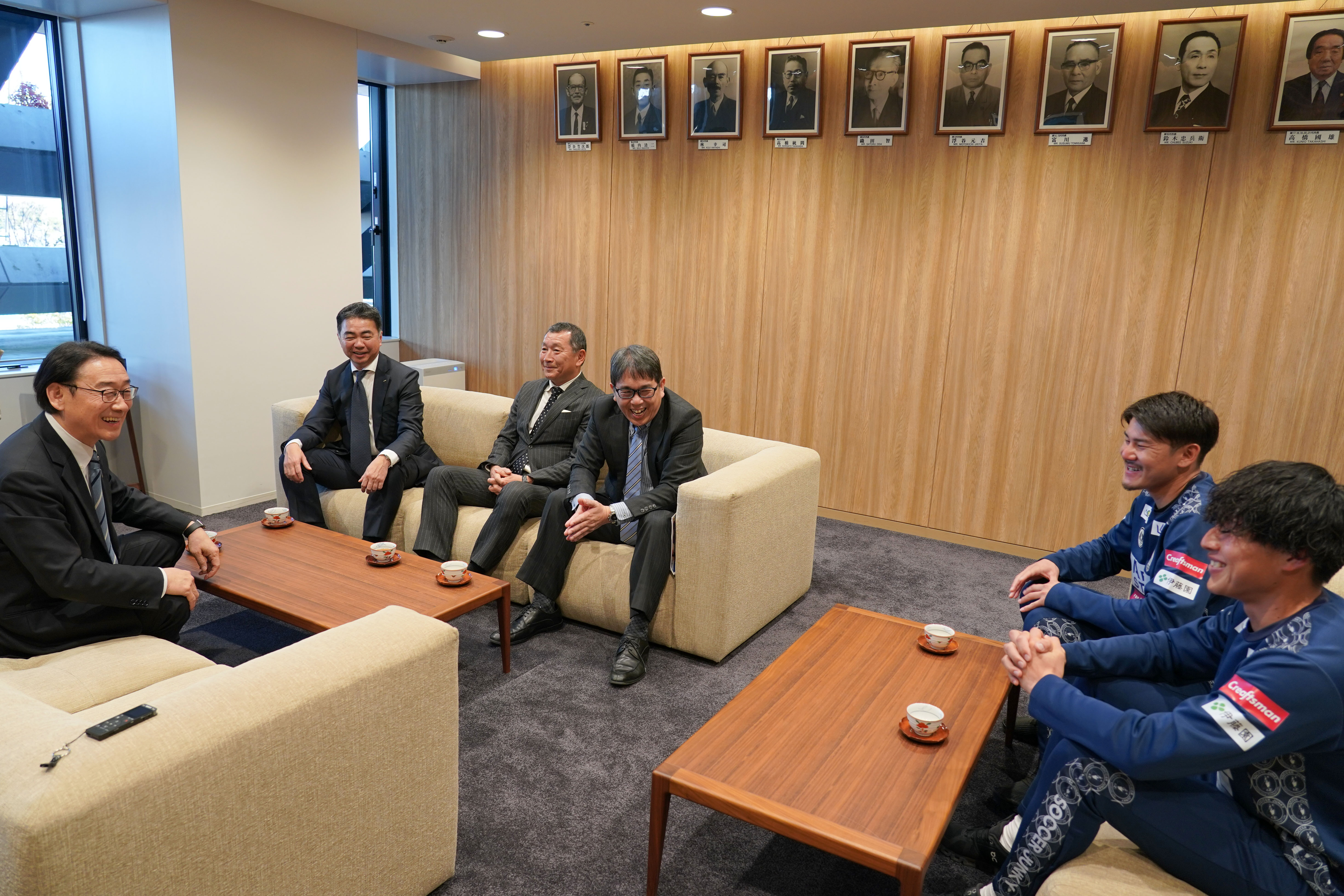 写真:談笑している田中市長とブリオベッカ浦安・市川の皆さん