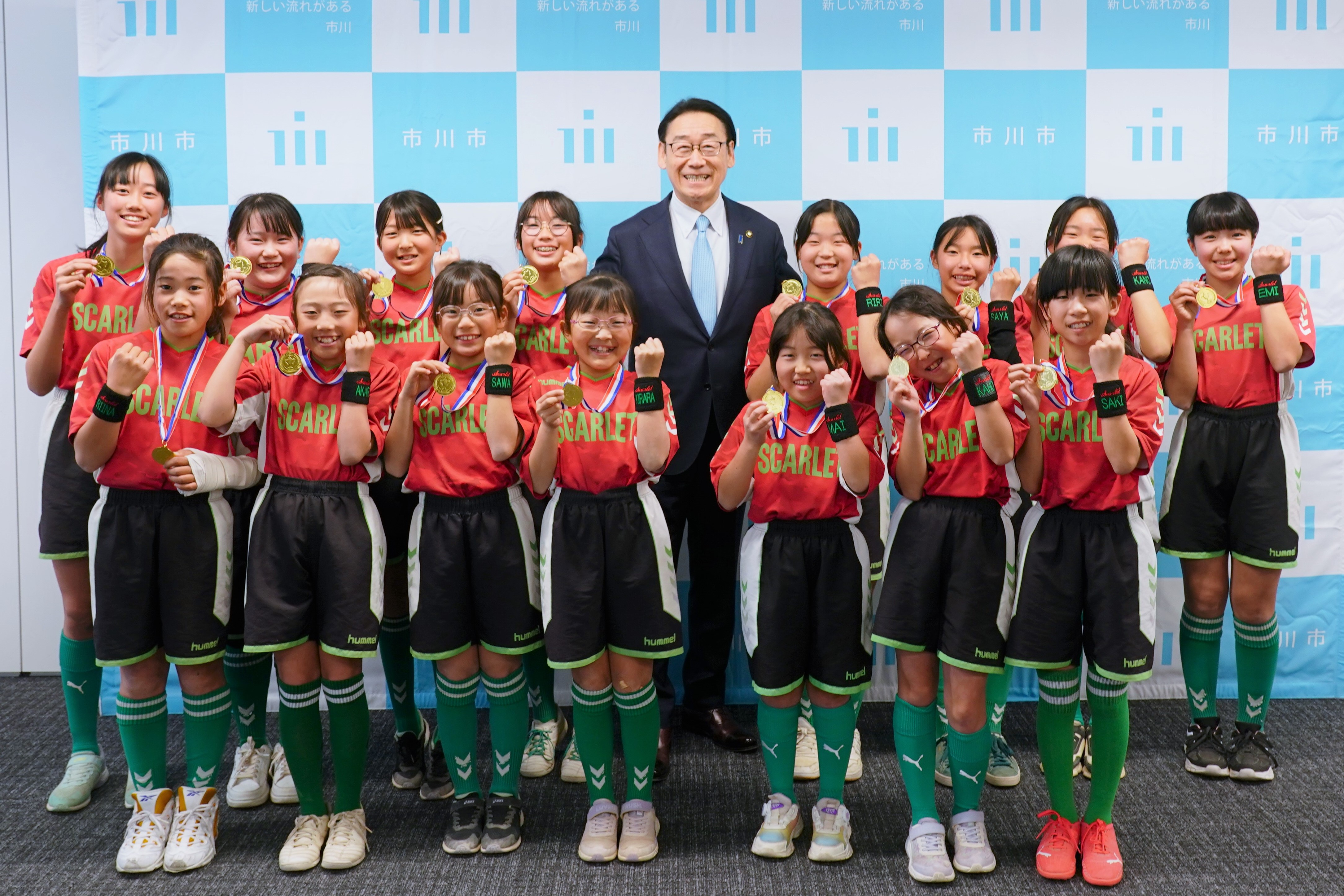 写真:田中市長と北国分スカーレットのみなさん