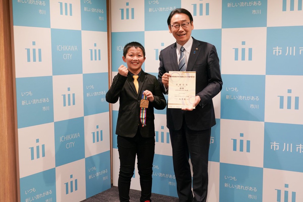 写真:田中市長と宮藤選手