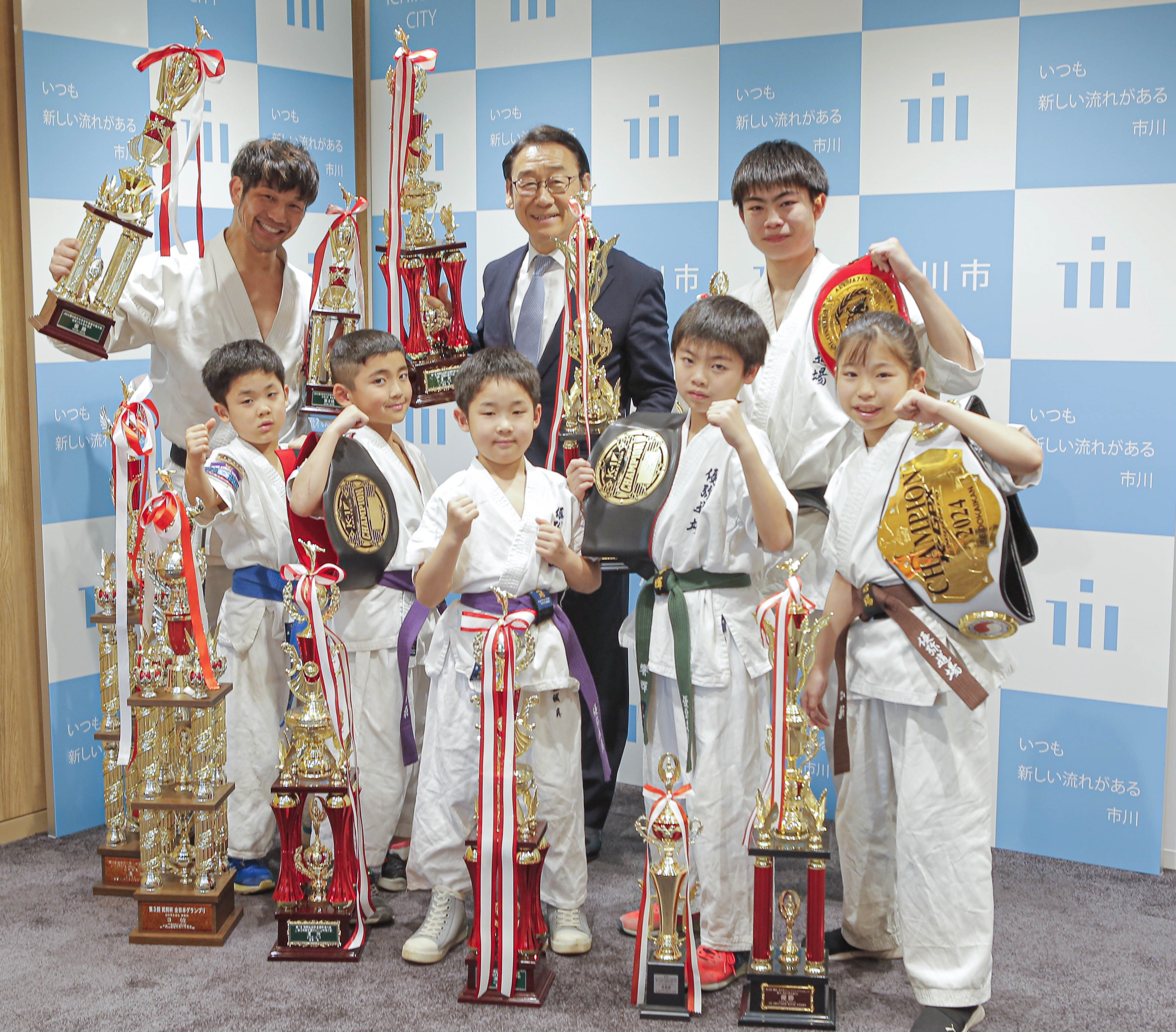 写真:田中市長と優弥道場の皆さん