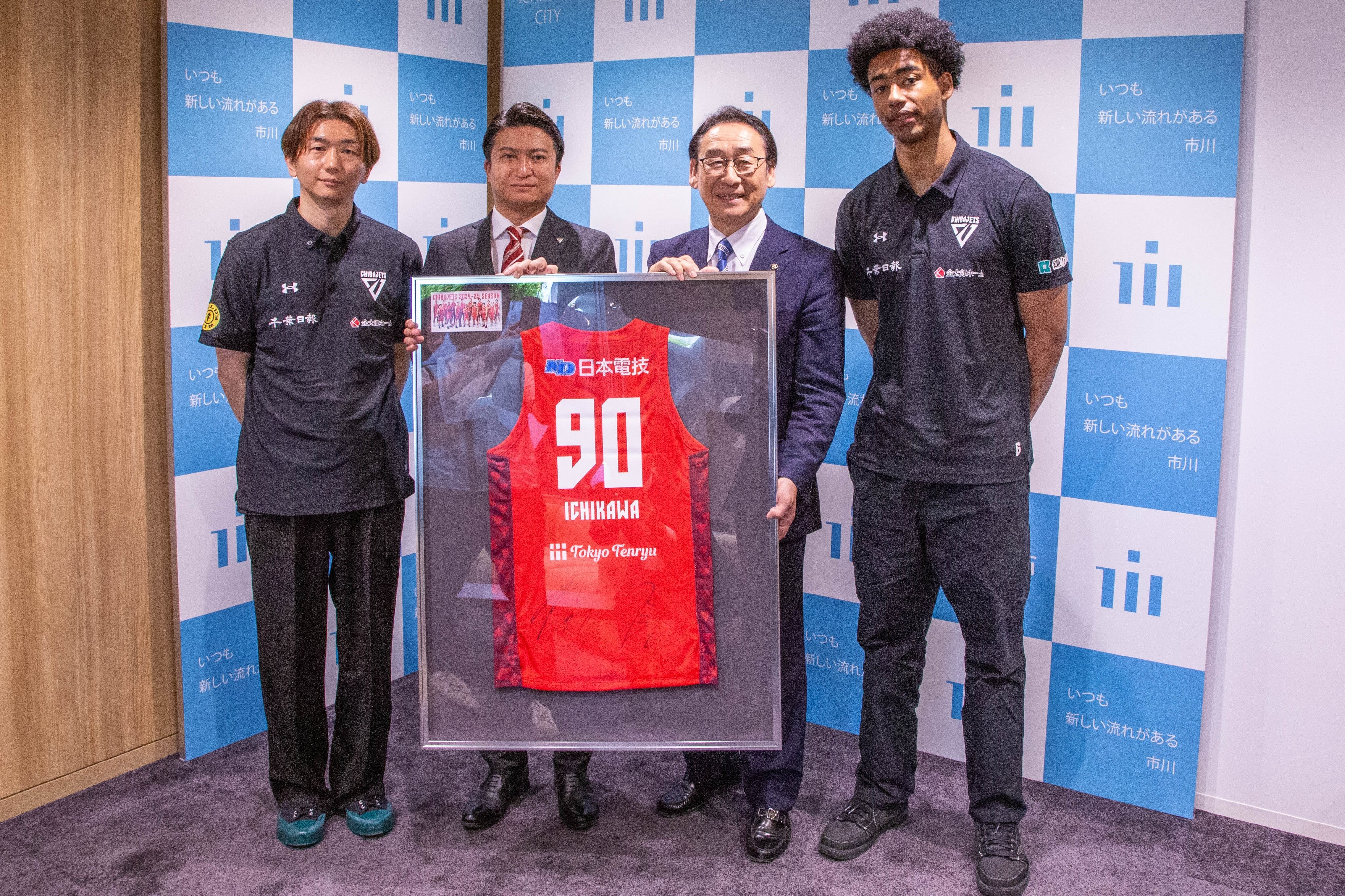 写真:田中市長と千葉ジェッツのみなさん