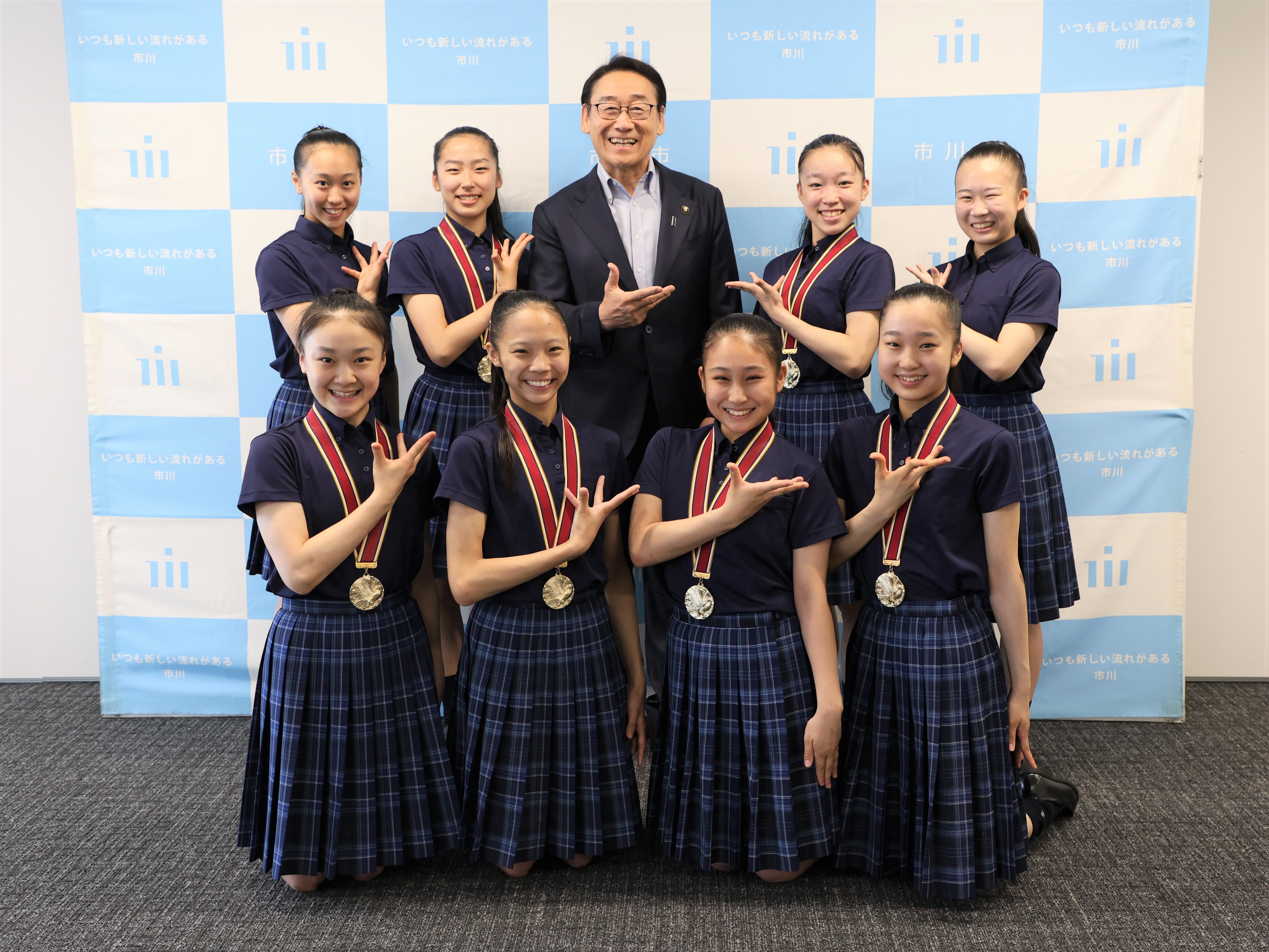 写真：田中市長と昭和学院新体操部選手のみなさんの集合写真