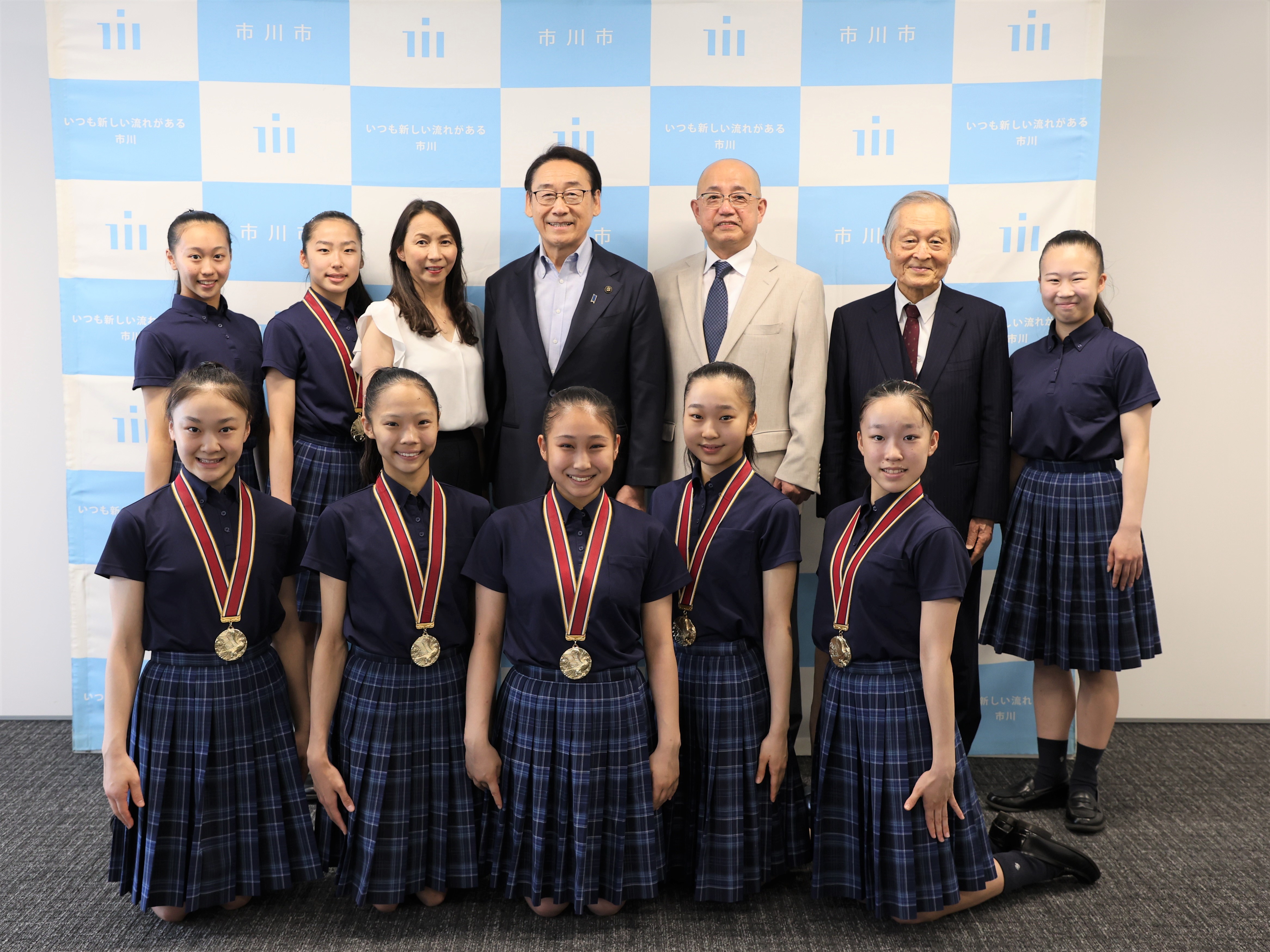 写真：田中市長と昭和学院のみなさんの集合写真