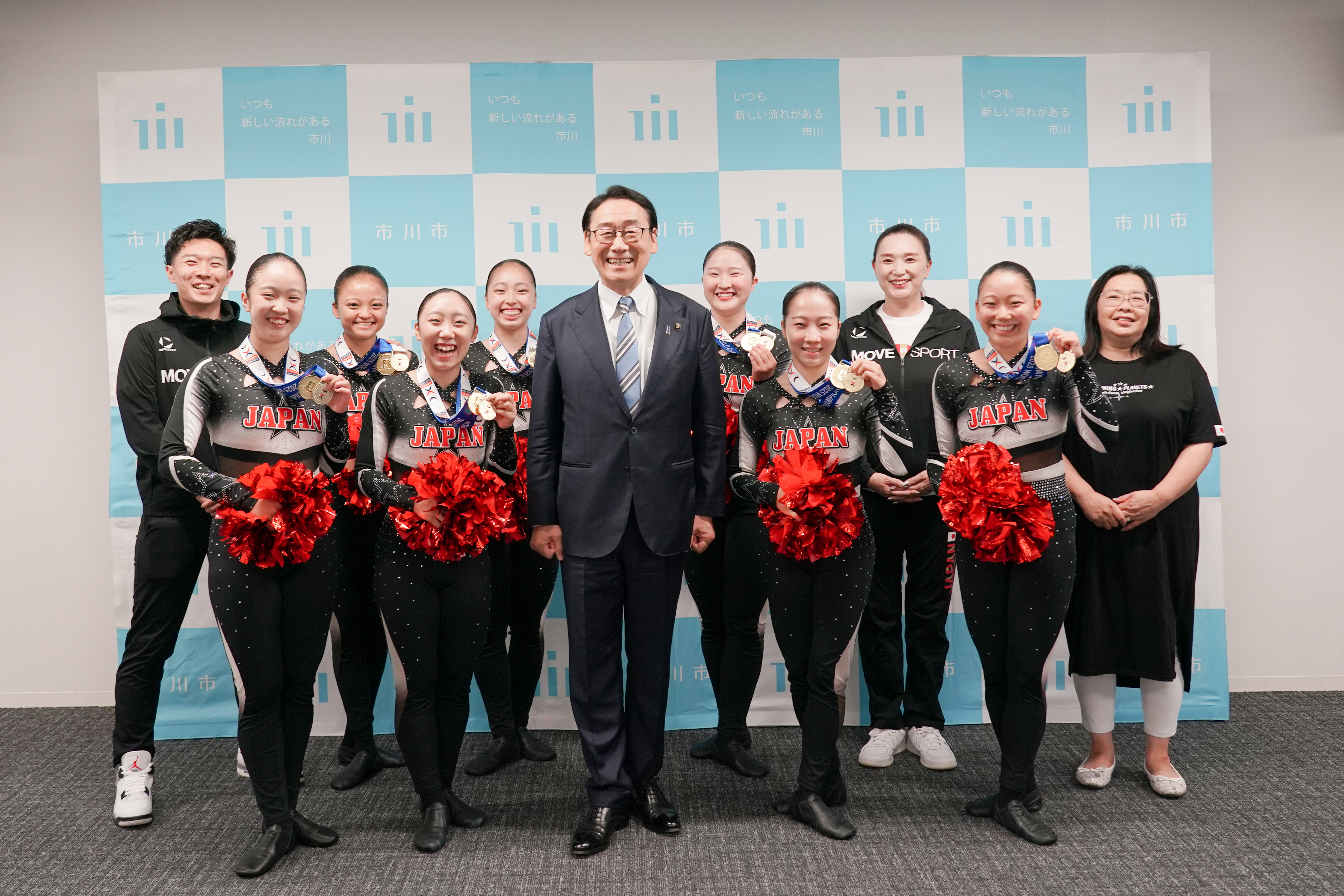 写真:田中市長とシャイニングプラネッツの皆さん