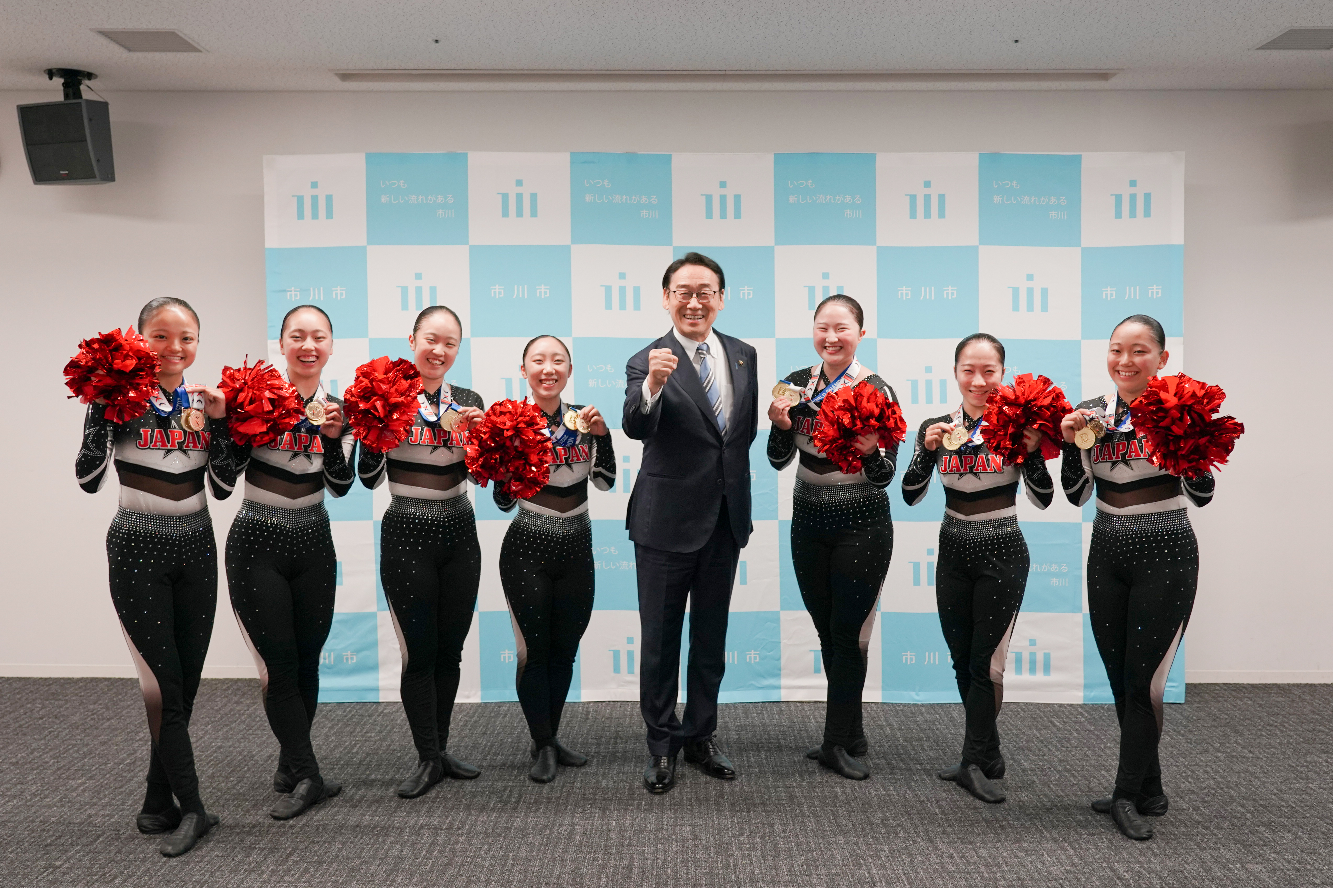 写真:田中市長とシャイニングプラネッツ選手の皆さん