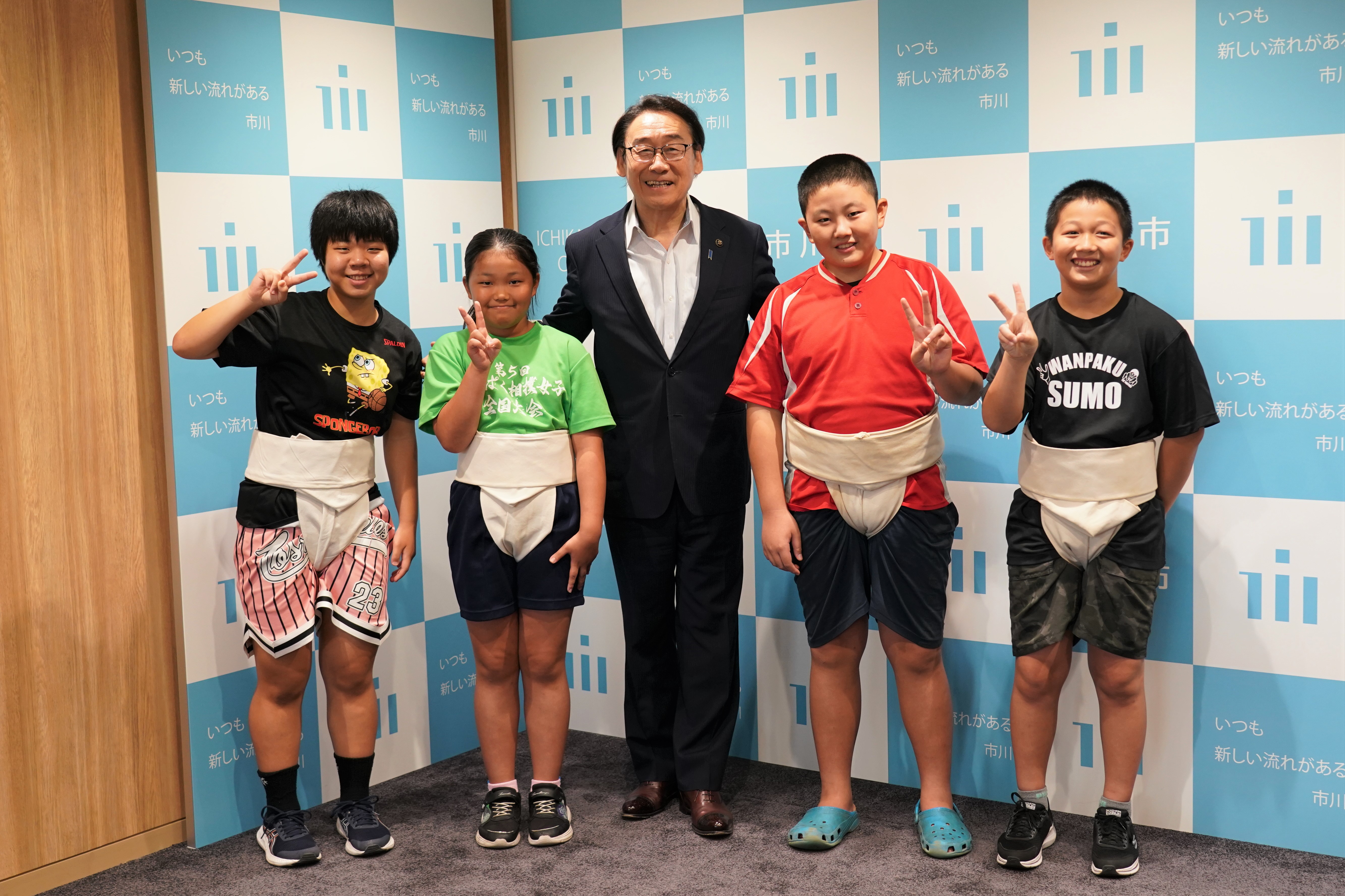 写真:田中市長とわんぱく相撲選手の皆さん