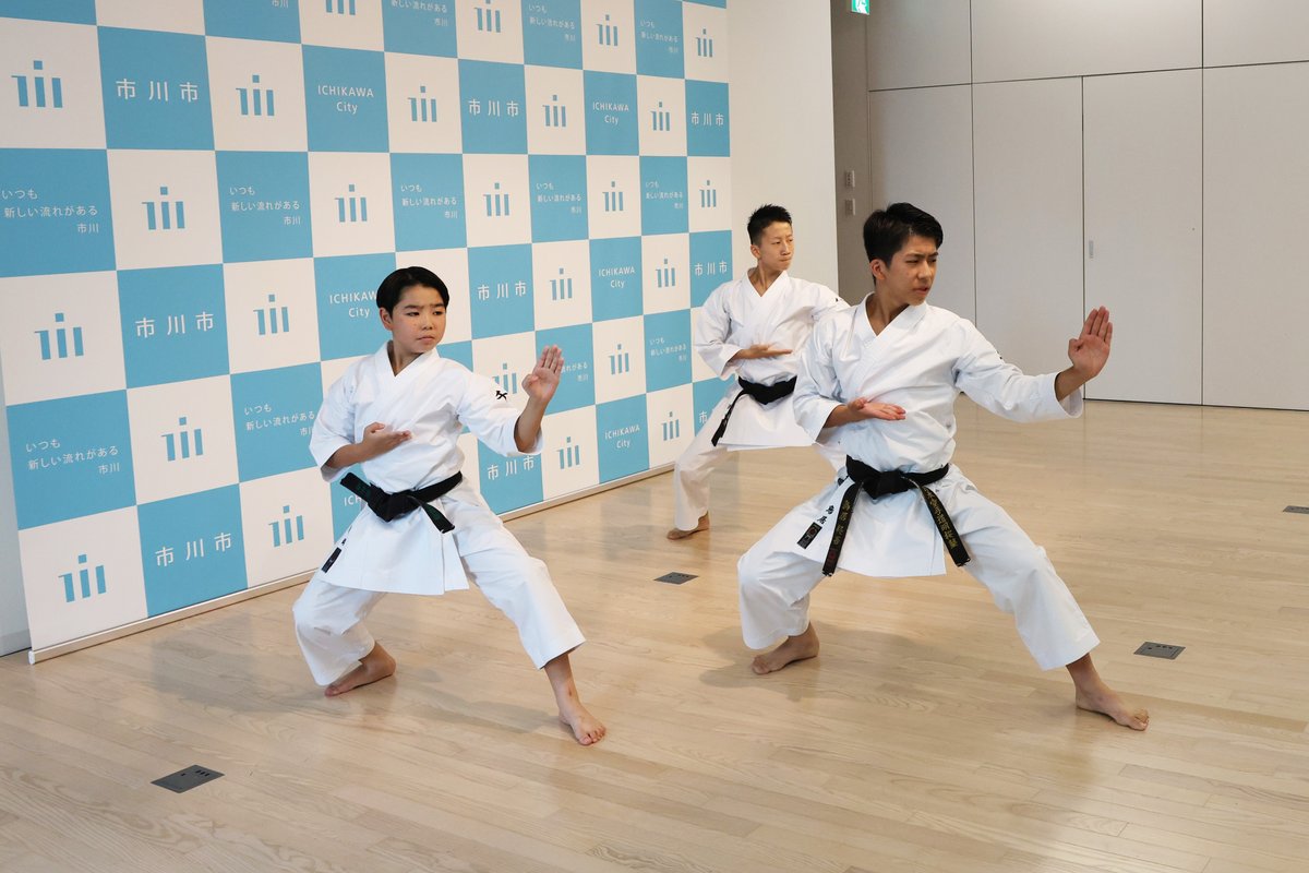 写真:中学生男子団体の演武