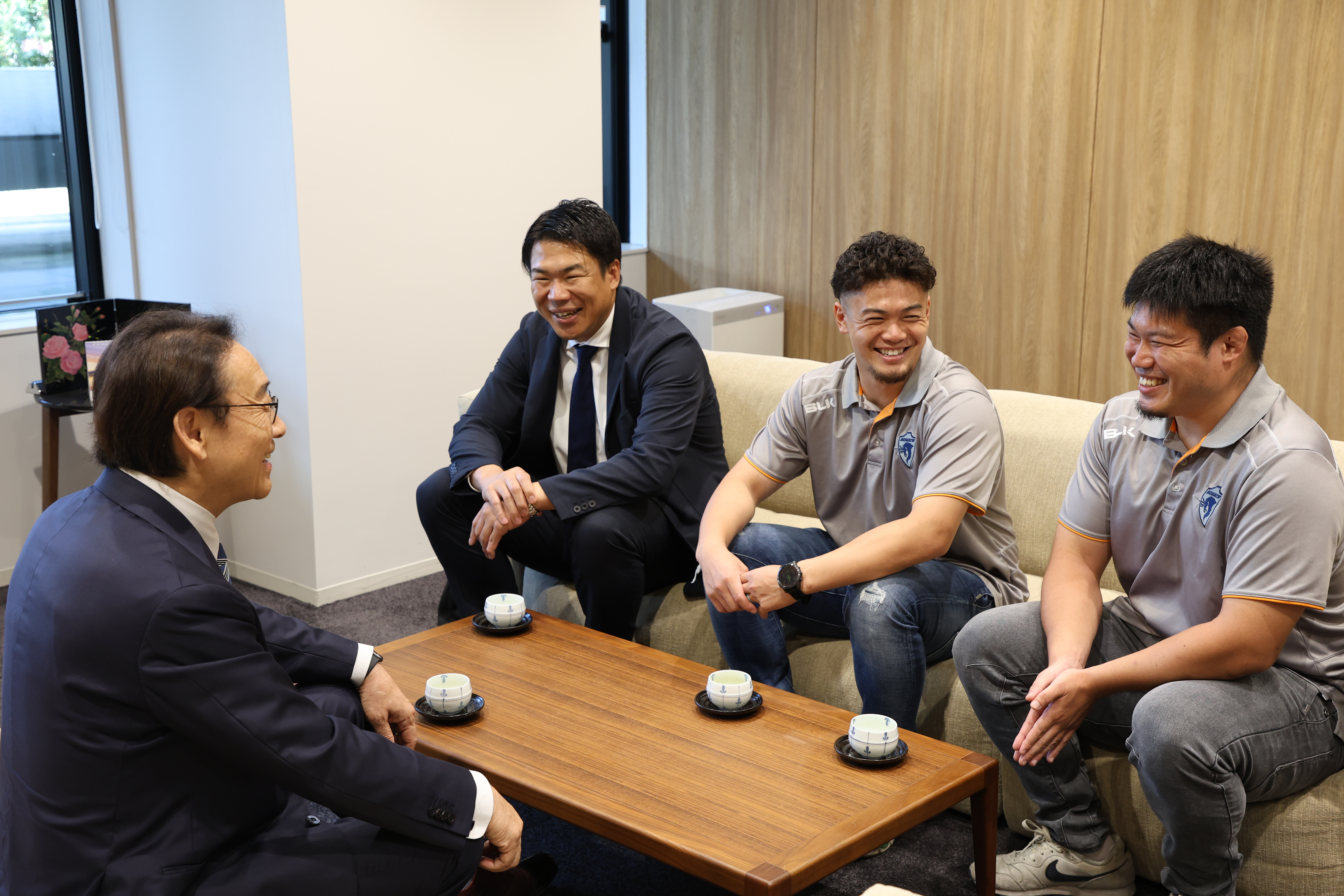 写真：田中市長とクボタスピアーズ船橋・東京ベイの皆さんの歓談の様子