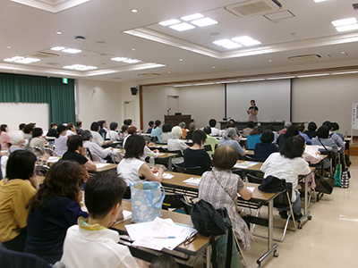 写真：鈴木先生の講演の様子