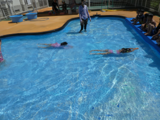 <信篤公民館のプールをお借りしてのプールあそび>の画像