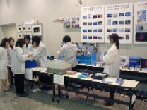 スタッフによる物品販売の画像