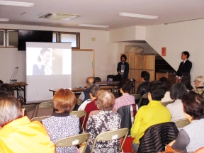 電話de詐欺のDVDを上映している写真