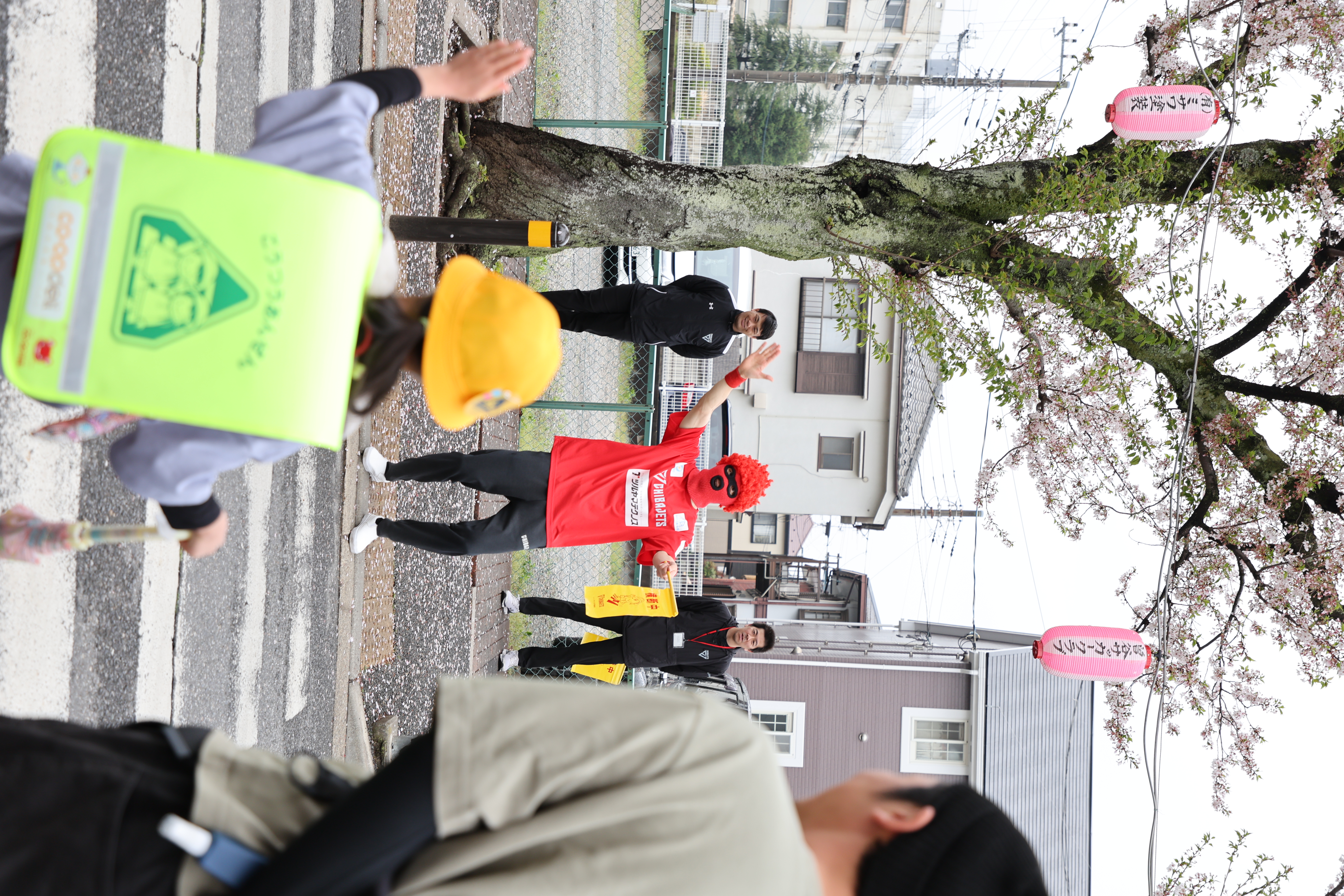 写真：登校中の児童とマスク・ド・オッチー